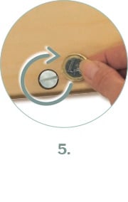 Festziehen der Rückwandschraube mit einer Münze