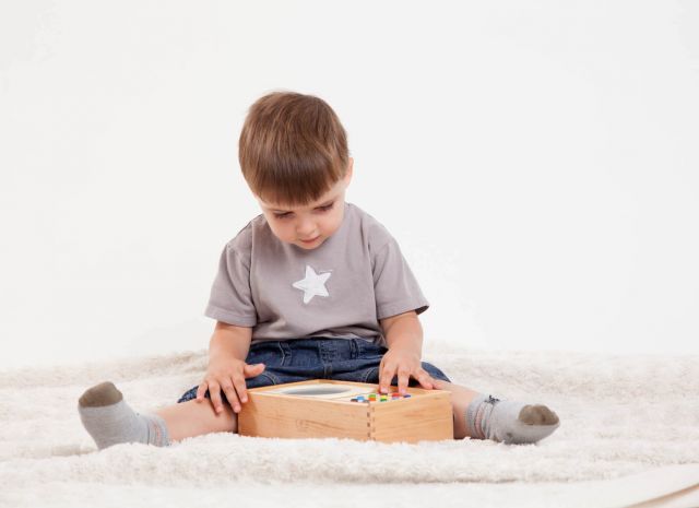 Un garçon écoute de la musique sur son lecteur mp3 pour enfant