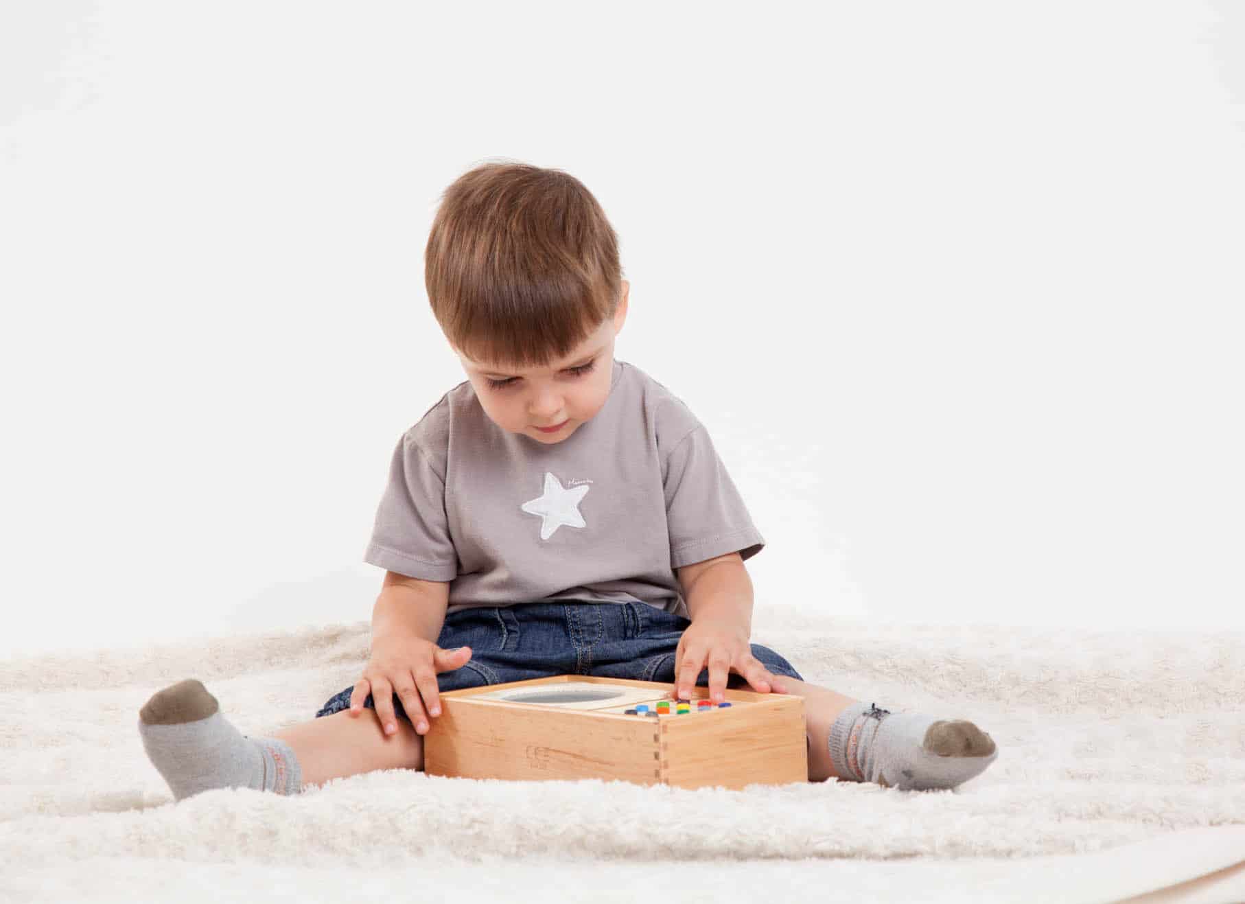 Ein Junge hört Musik auf seinem mp3 Player für Kinder
