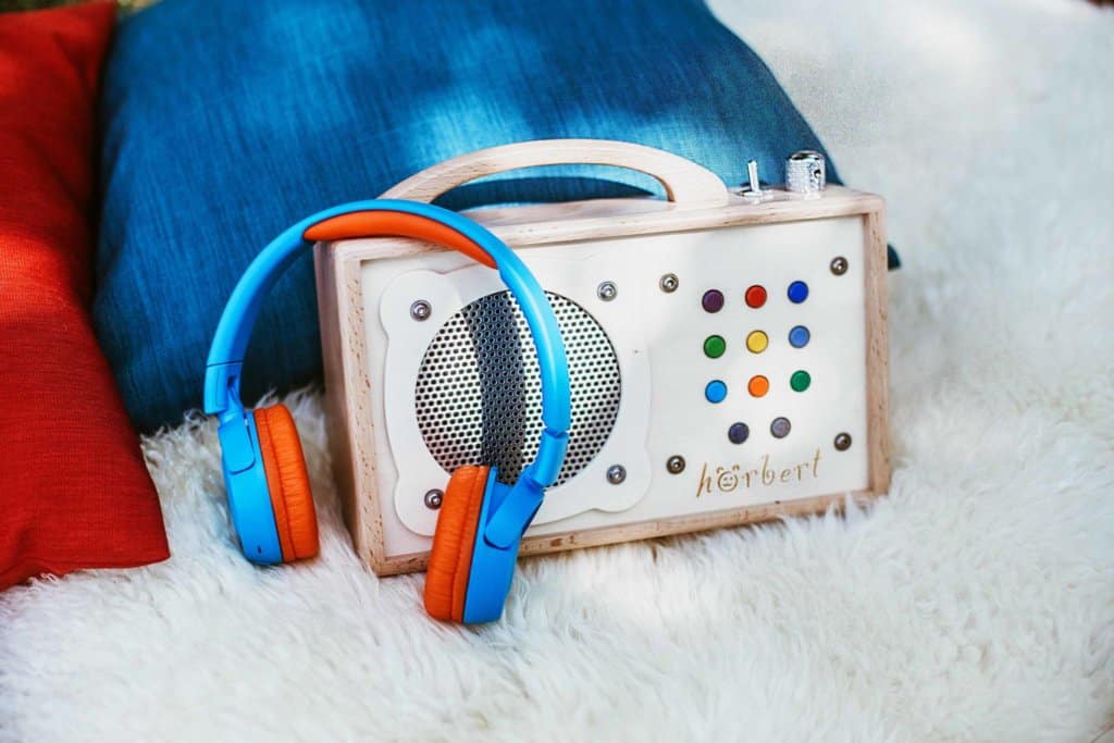 hörbert with bluetooth-headphones in blue-orange